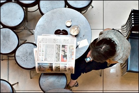 Oslo-2009-Frau-mit-Handy-vo