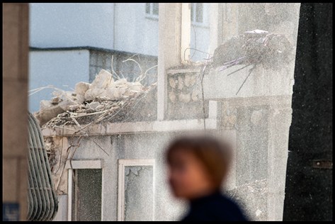 Stuttgart-2015-Dorotheenquartier-15-Druck-40x60-Unscharfe-Person-vor-Abbruch