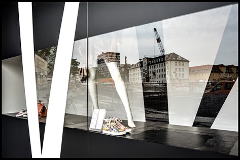 Stuttgart-2015-Dorotheenquartier-23-Druck-40x60-Breuninger-Schaufenster-in-schwarz-Stand-02