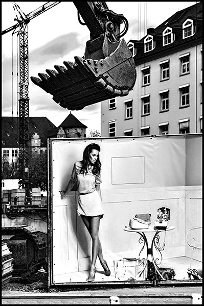 Stuttgart-2015-Dorotheenquartier-28-Druck-60x90-s-w-V02-Breuninger-Baustelle-mit-Plakat-Model-mit-Tisch