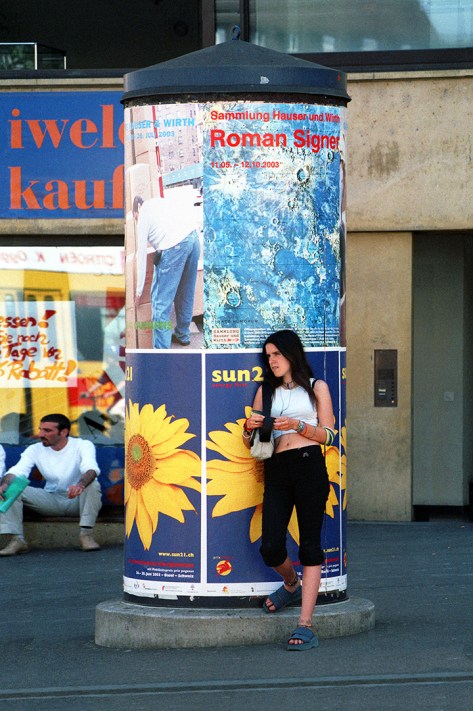Basel 2003 Frau vor Litfasssäule 01 mit Weichzeichner