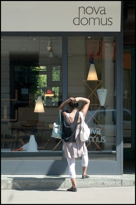 Basel 2007 Frau vor CasaNova