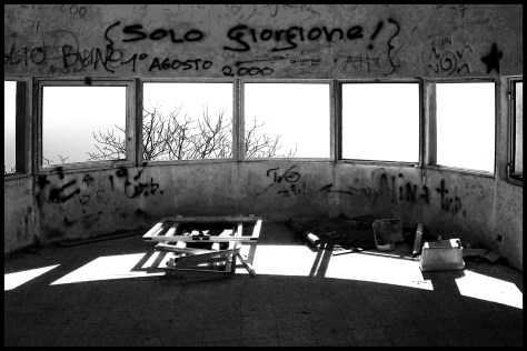 Cinque-Terre-2008-o.T-Marinegebäude-Rundum-Fenster-s-w-