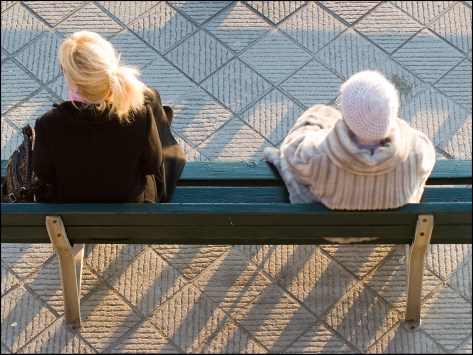 Cinque Terre 2009 2 Frauen auf Bank am Meer 2009_05_02