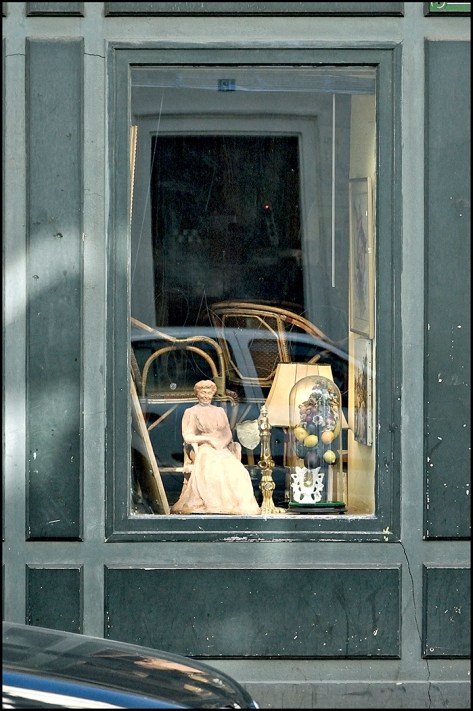 Paris 2010 Schaufenster mit sitzender Keramikfigur 2010_05_04 Kopie