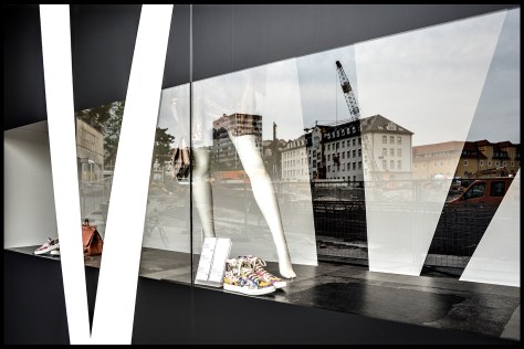 Stuttgart 2015 Dorotheenquartier 23 Druck 40x60 Breuninger-Schaufenster in schwarz Stand 02