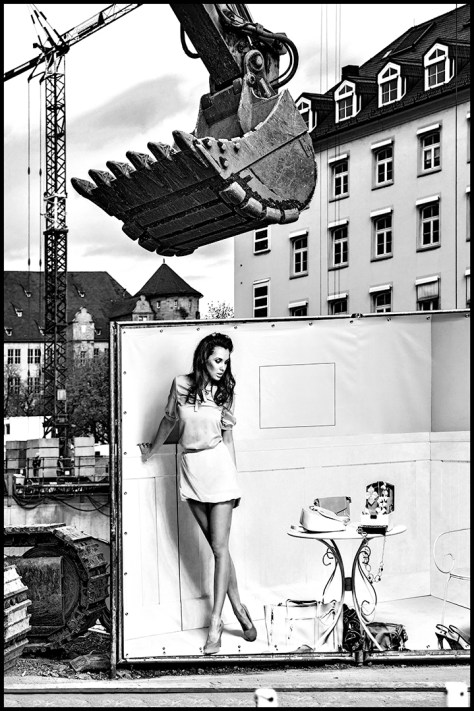 Stuttgart 2015 Dorotheenquartier 28 Druck 60x90 s-w V02 Breuninger Baustelle mit Plakat Model mit Tisch